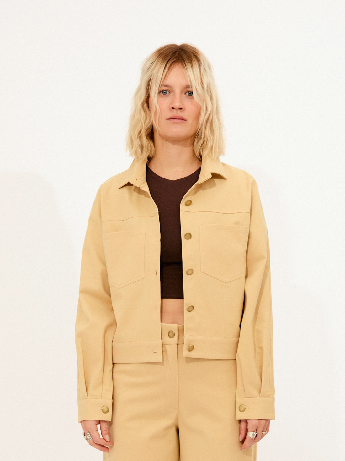 chaqueta republic vainilla + top dalia chocolate