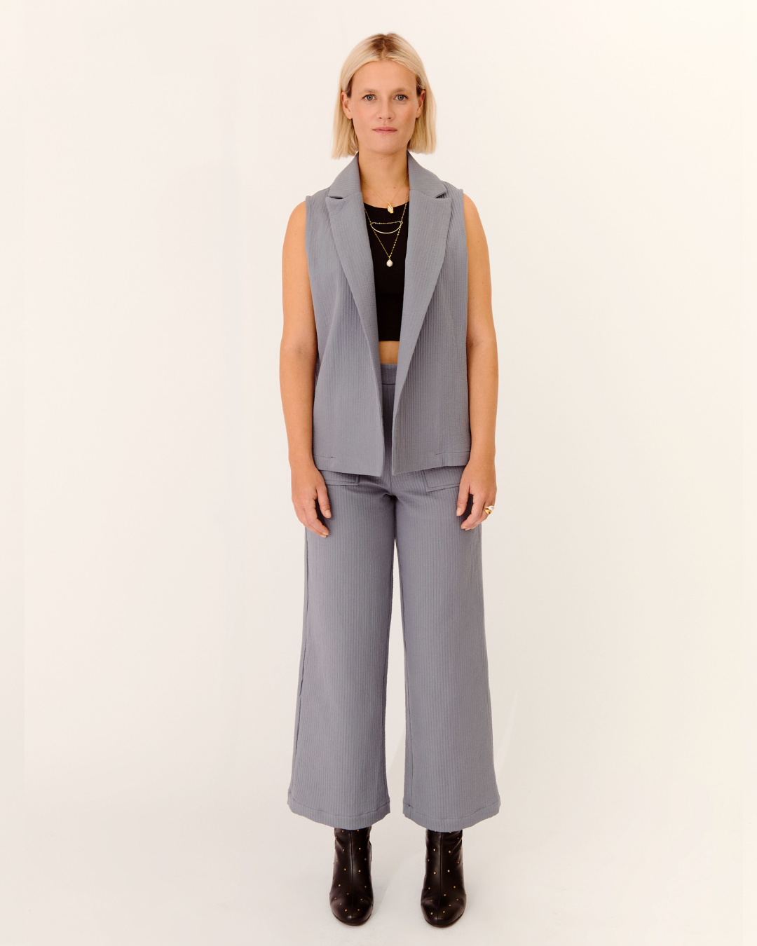 chaleco hana + pantalón mía azul roca