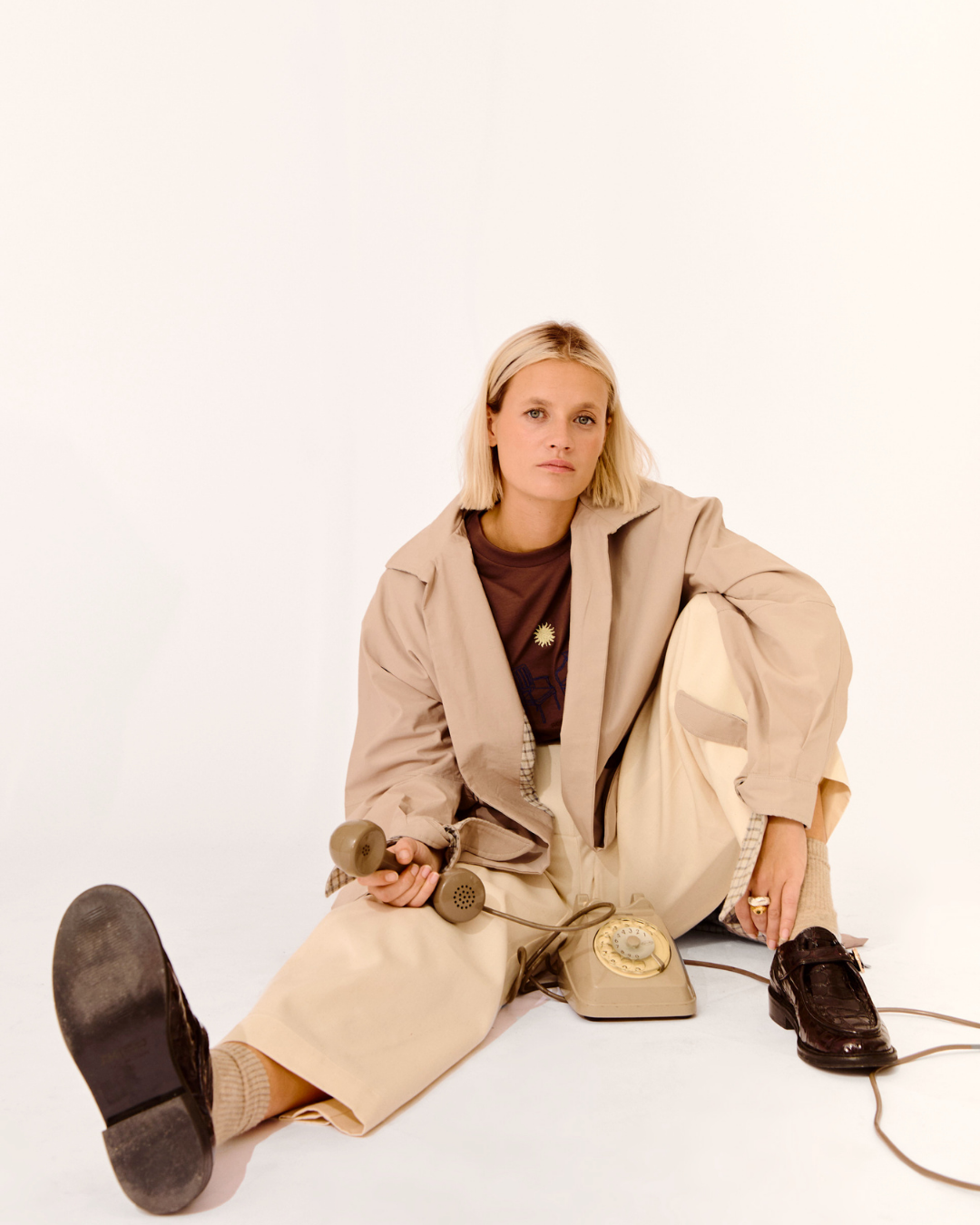 gabardina lía + pantalón scout crudo