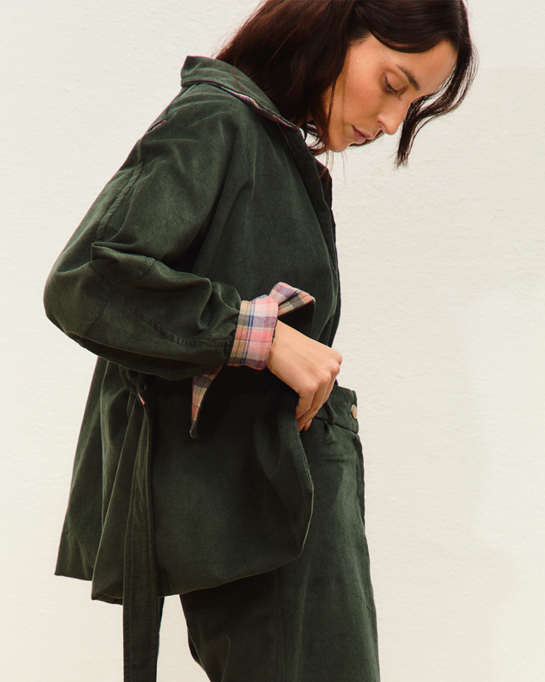 pantalón noa pana verde botella + chaqueta lía pana verde botella