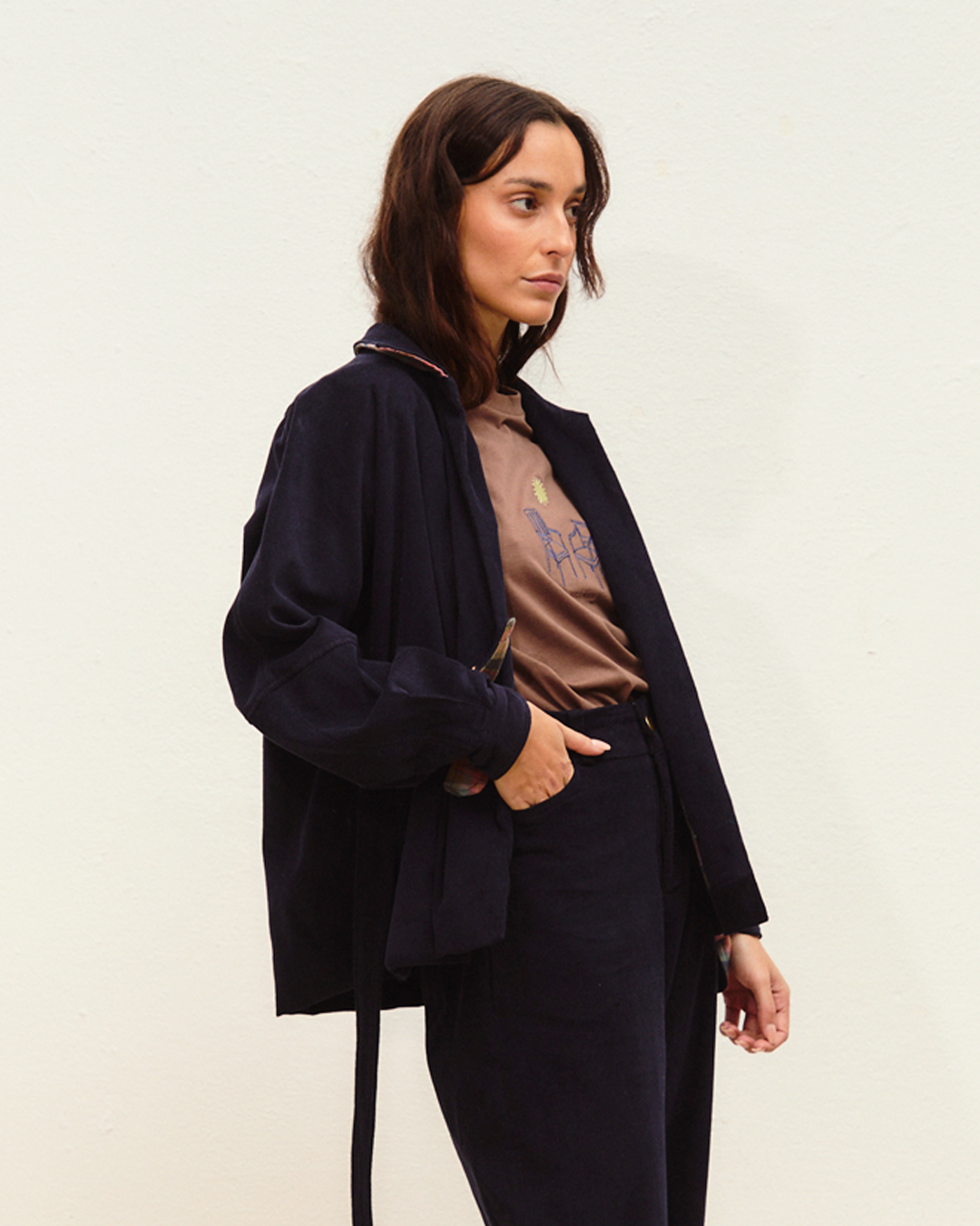 Camiseta QUIET + chaqueta lía pana navy