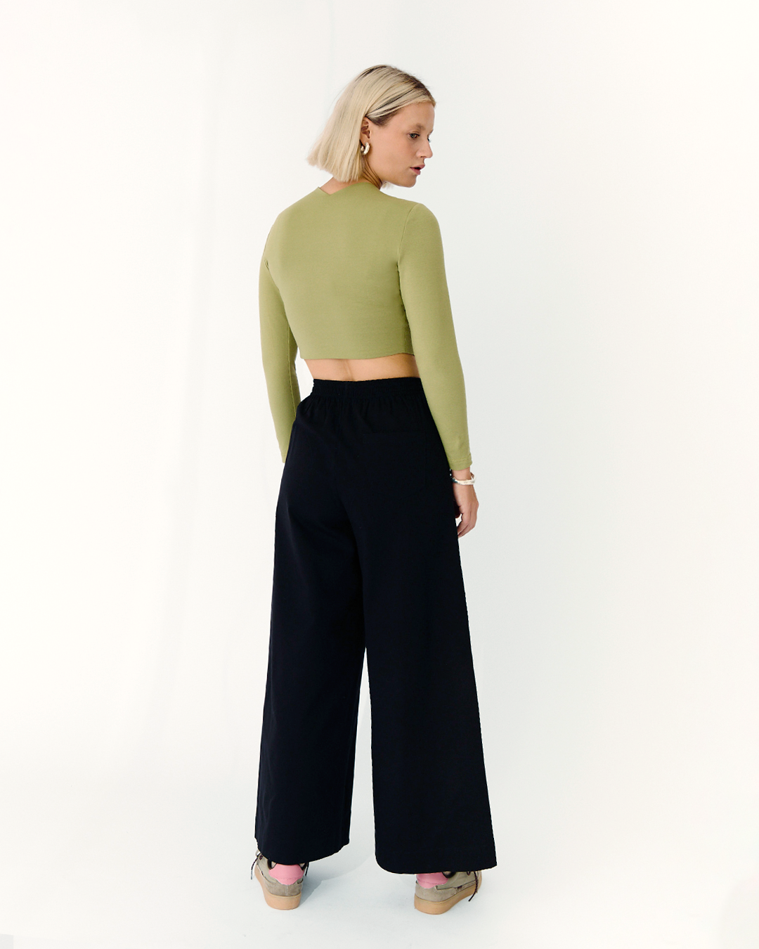 top dalia pistacho + pantalón scout negro