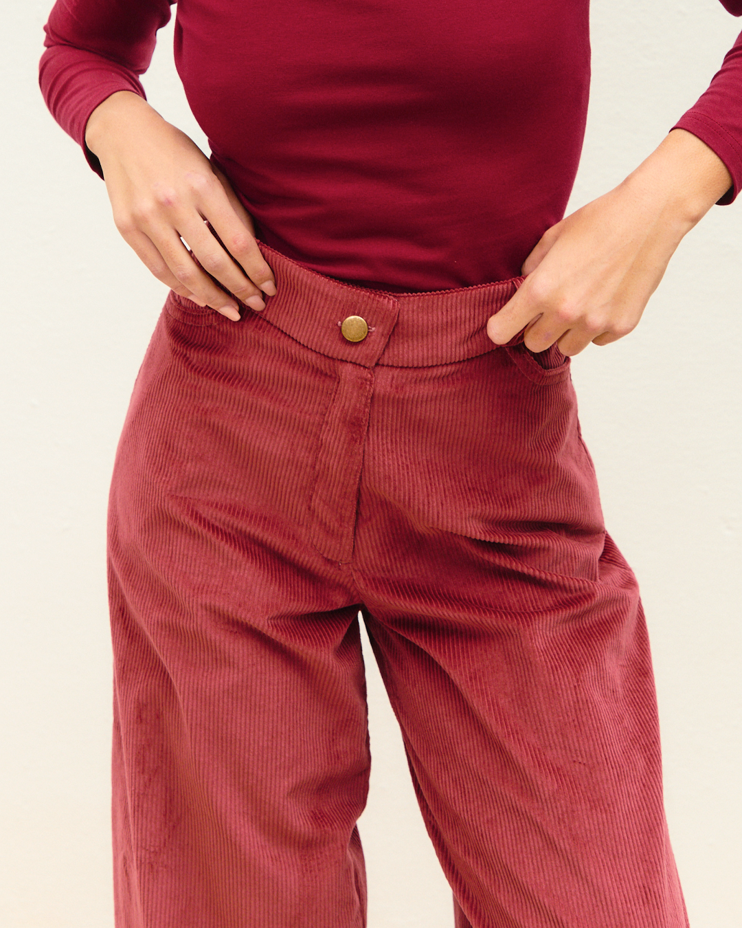 top dalia burdeos + pantalón noa pana marsala