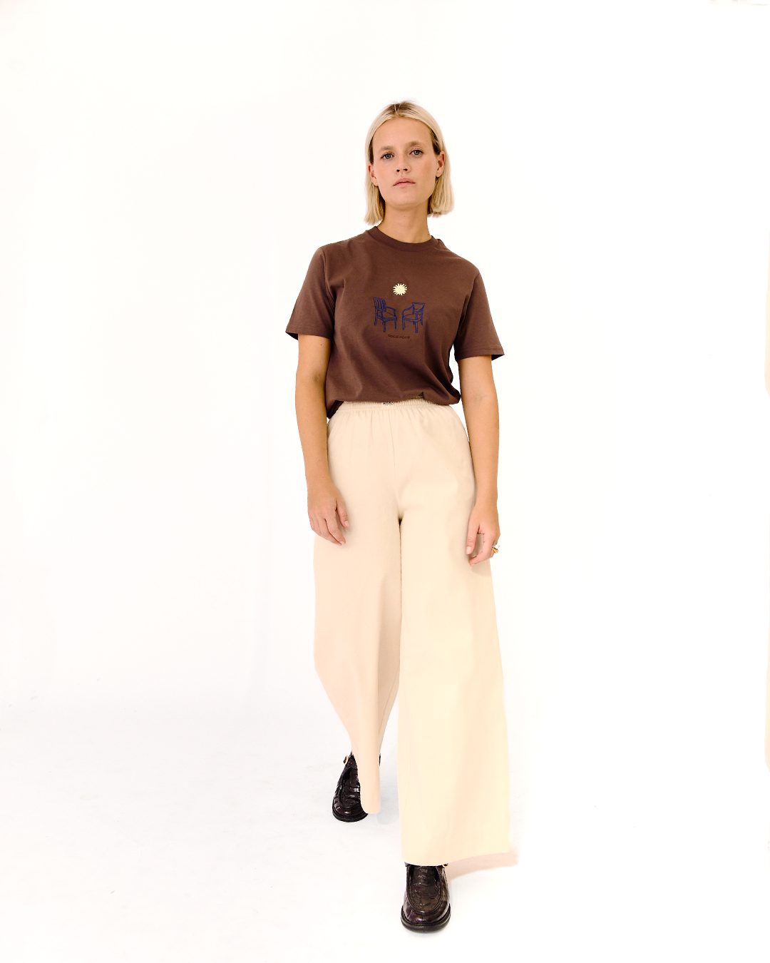 camiseta quiet + pantalón scout crudo