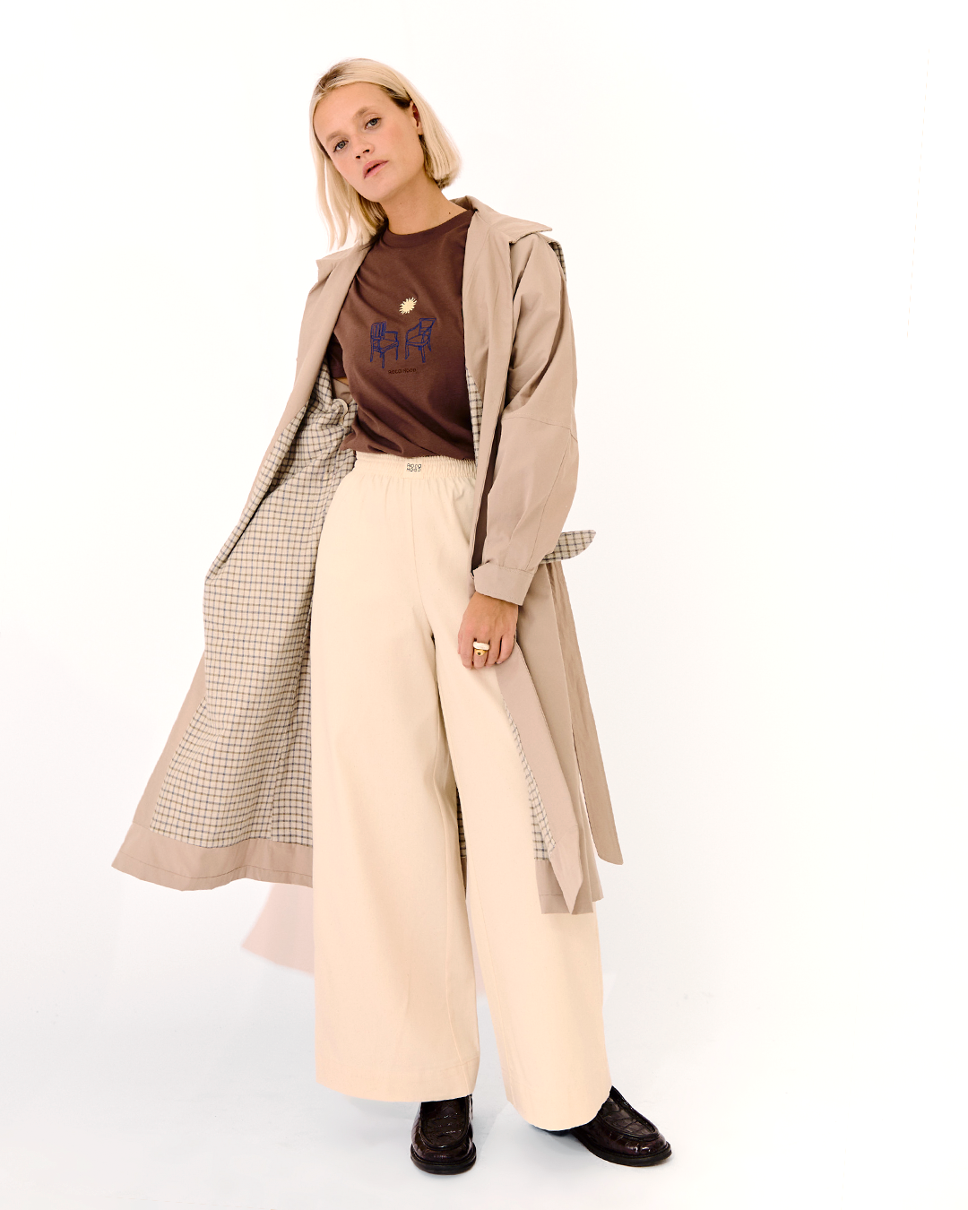 gabardina lía + pantalón scout crudo