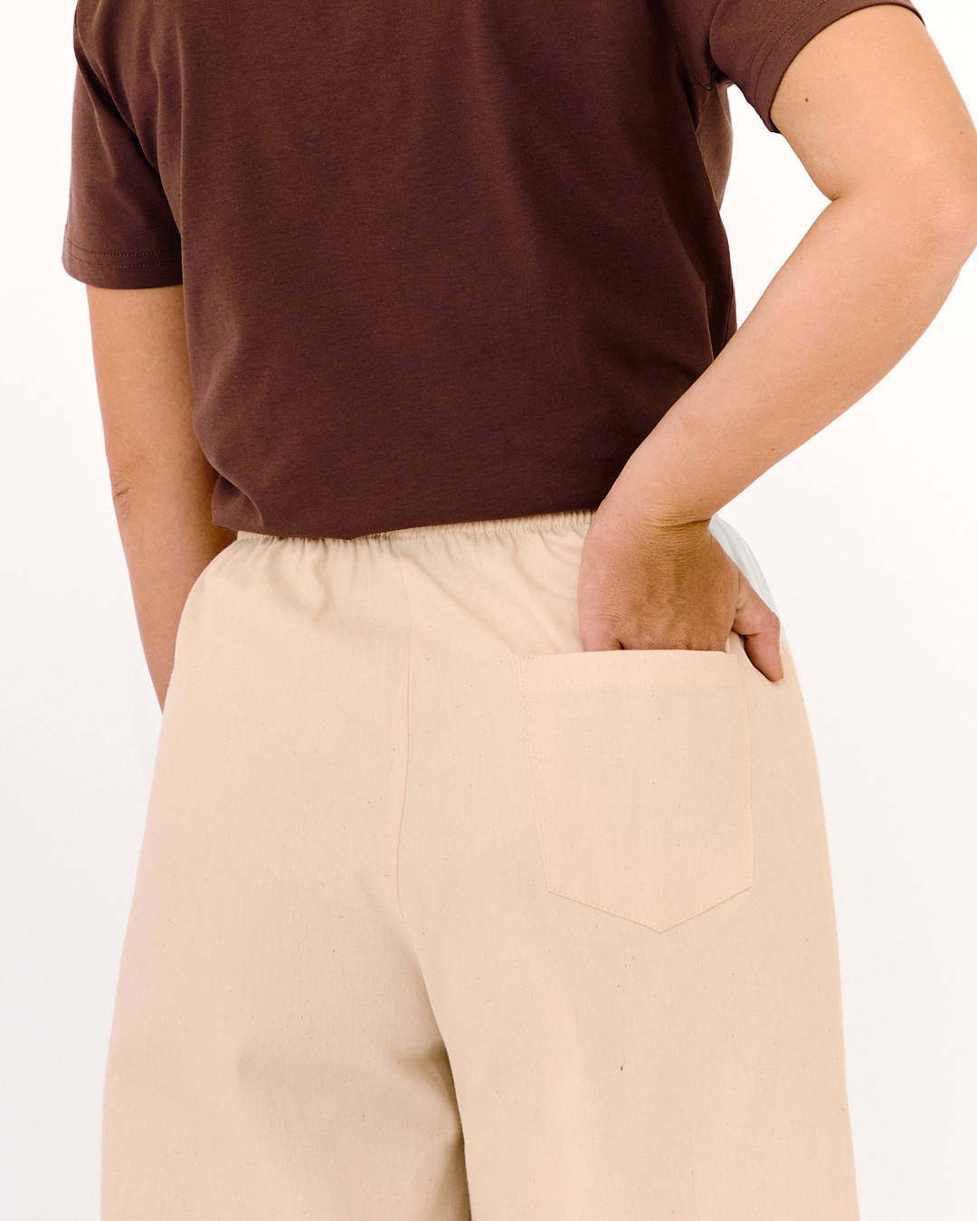 camiseta quiet + pantalón scout crudo