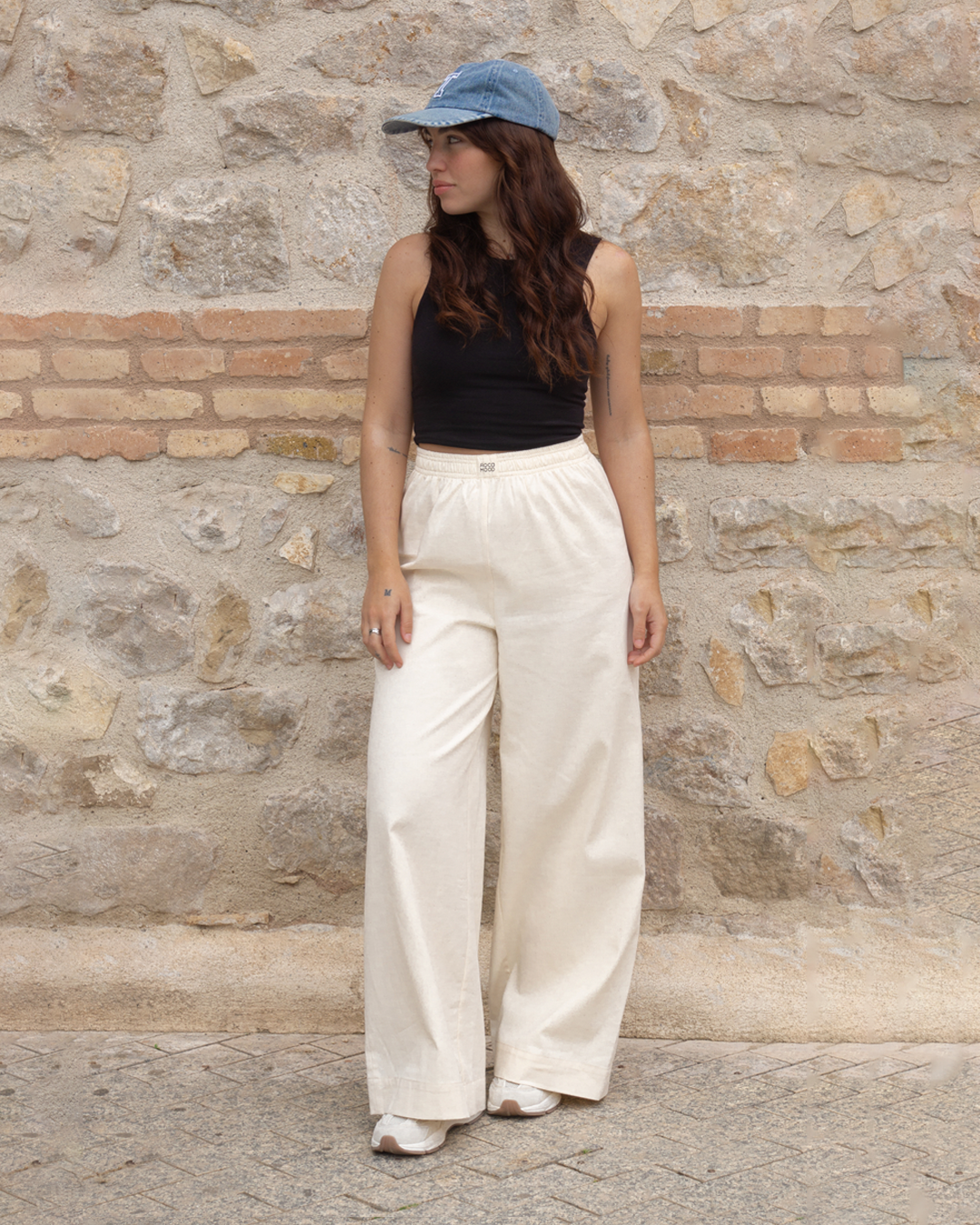 top dalia negro + pantalón scout crudo