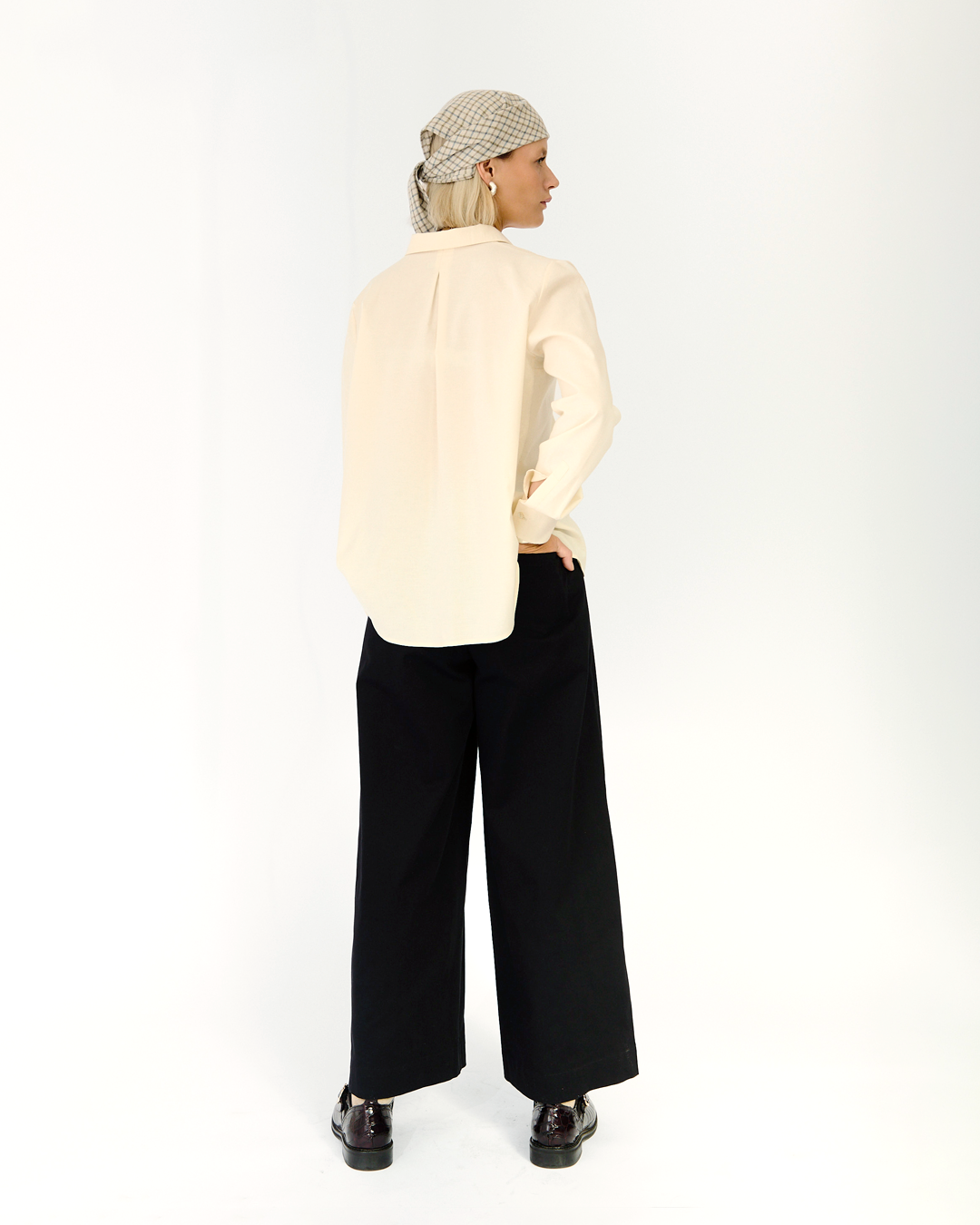 Camisa nova crudo large + pantalón scout negro